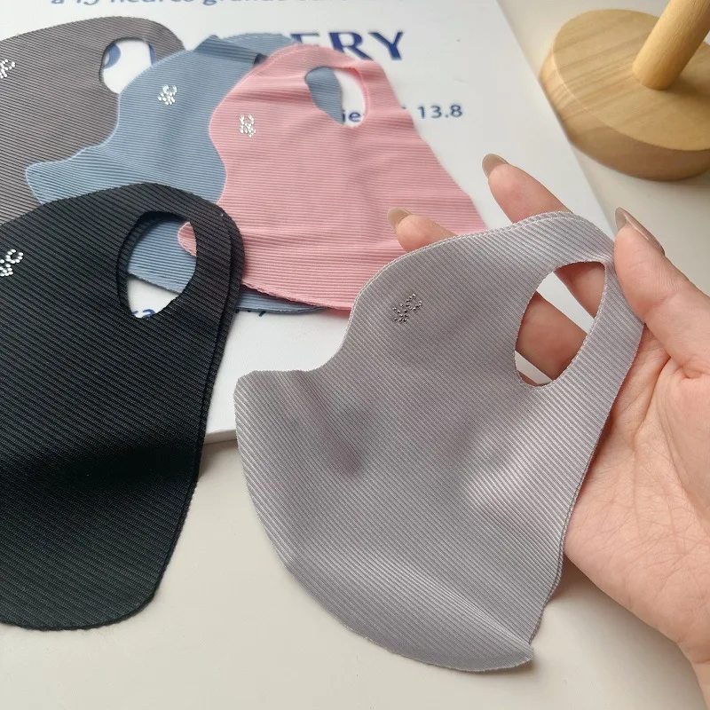 Maschera in seta ghiacciata a  - Surgical Mask recensione e prezzo